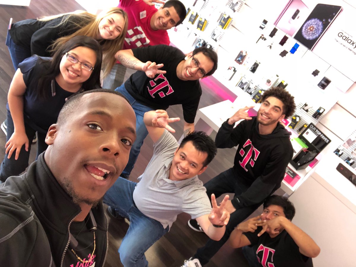 Glad to rock the with my new manager @jonexclusive1 the Vallejo squad is pumped & ready to get customer obsessed! We are glad to host @nuninguyen & the wonderful @Dphan86 show them how the squad get down! @DarthNater87 @MGonzal186 @nazarma @tommyhheng @anthonyheng82