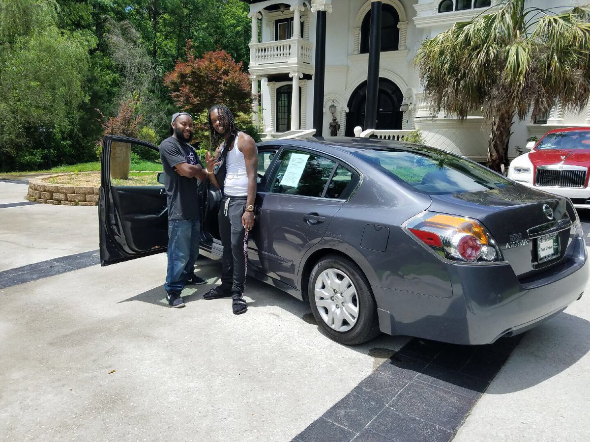 Complex's tweet photo. 🙌 @OffsetYRN buys car for man who "saved' his life in car accident: https://t.co/VfivFqJ2Uk https://t.co/qETifaUhxi