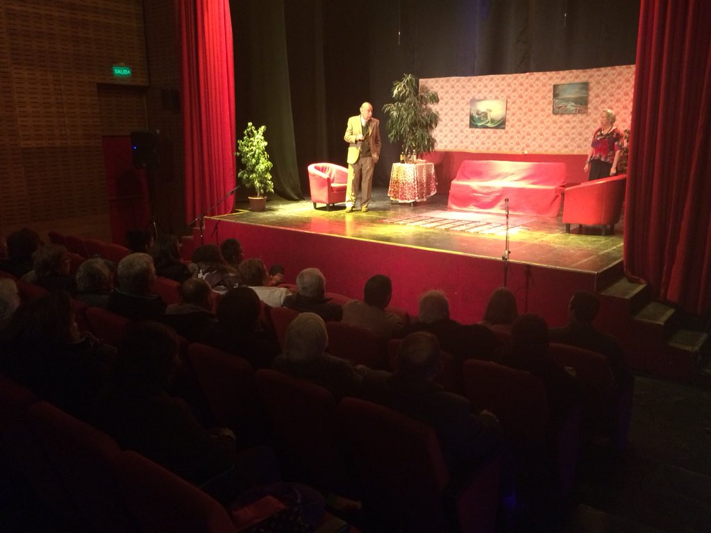 Con el teatro lleno, se presenta la obra #Subsidio, del Club de Teatro de adultos mayores Jorge Boudon Vergara! Aplausos 👏👏👏 para todo el público adulto mayor de nuestra comuna que nos acompaña hoy, a pesar del frío y los chubascos ☔️❄️! #RecoletaesCultura