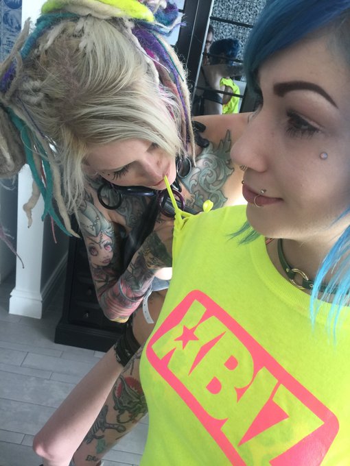 Cuttin up shirts on @catcandescent #xbizmiami what? That&rsquo;s bow how you put on clothes? BiteBite ! https://t<a class="tags" href="/tag/catcandescent">@catcandescent</a><a href="/tag/xbizmiami"class="tags">#xbizmiami</a>