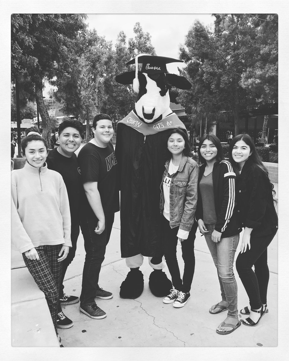 LASERNA2018's tweet photo. We love our Seniors as much as we love Chick-for-A! Congrats on winning the Spirit Cup! @LaSernaHS https://t.co/2iPHn1Lozy