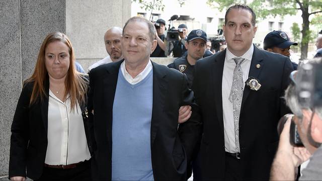 #BREAKING Manhattan DA: Grand jury indicts Harvey Weinstein in rape case. https://t.co/nPldEidLOG