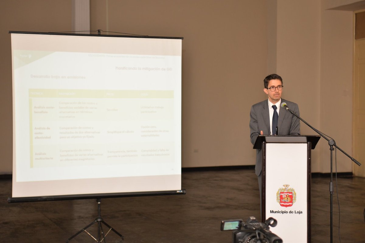 MunicipioDeLoja's tweet photo. Ángel Valverde/ Factor | Medición y planificación de emisiones de carbono y calidad de aire.

Loja ha demostrado que si es posible un ciudad sostenible y responsable con el medio ambiente.

En Loja el taxi eléctrico y la energía eólica es una realidad. https://t.co/voO9mAXggX