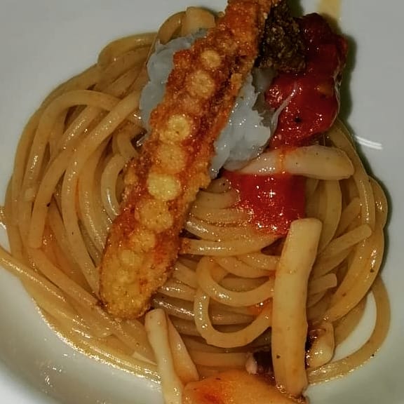 MariagraziaLib's tweet photo. Chef Ciro Cangiano
"Ho bisogno di conoscere la storia di un alimento. Devo sapere da dove viene. Devo immaginarmi le mani che hanno coltivato, lavorato e cotto ciò che mangio." https://t.co/1OvIgKKjRe