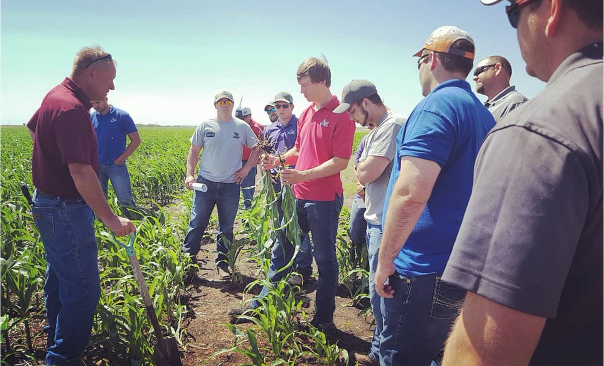 AgPartnersCoop's tweet image. Today the Ag Partners team met with @Asgrow_DEKALB to go through a market development plot! 
#cornplot #AgCESS #growwithus #KansasCorn #ksag