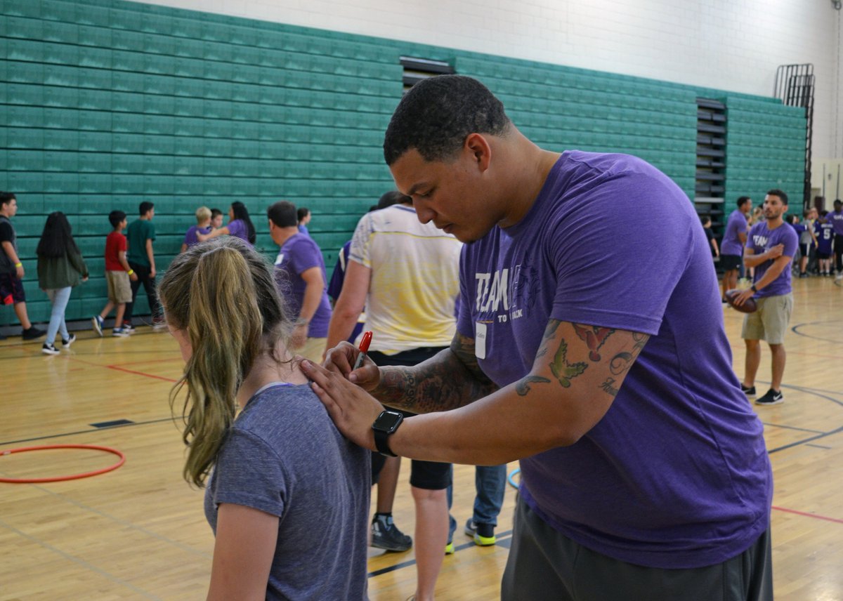 District197's tweet photo. Thank you to the MN @Vikings coaches, players and staff who spent their Team up to Give Back Day at Friendly Hills Middle School! #SKOL https://t.co/kXDgPRvGVy