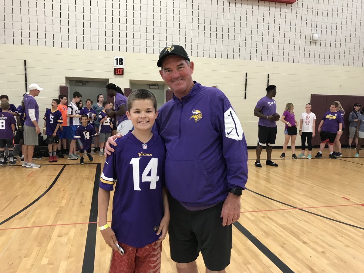 District197's tweet photo. Thank you to the MN @Vikings coaches, players and staff who spent their Team up to Give Back Day at Friendly Hills Middle School! #SKOL https://t.co/kXDgPRvGVy