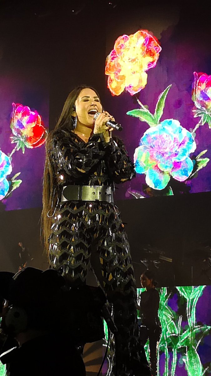 emmarosenjh's tweet photo. IT HAPPEND😱
i finally got to see my love live😍😍

#TMYLMTourCopenhagen https://t.co/tbVGGpFBMB