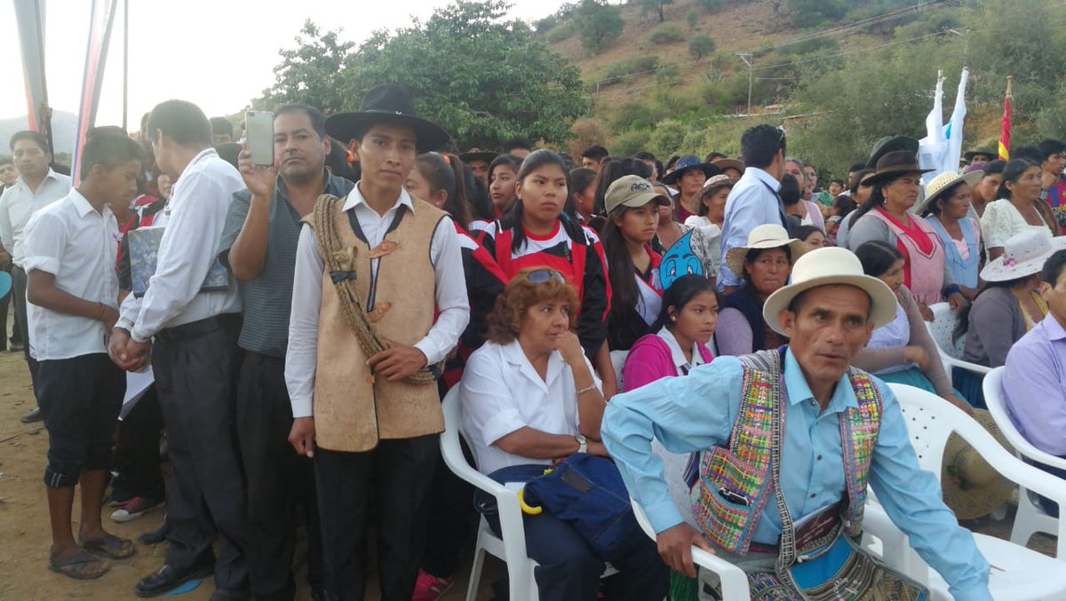 ucpmincom's tweet photo. Pdte. @evoespueblo llega al municipio de #Omereque, #Cochabamba para entregar sistema de riego por goteo y centro de producción de plantines de tomates. En beneficio de las familias agricultoras. Proyecto financiados con nuevo el nuevo #FDI y la #IPDSA.
#EvoMásFuturo https://t.co/rHhNEkBeC8