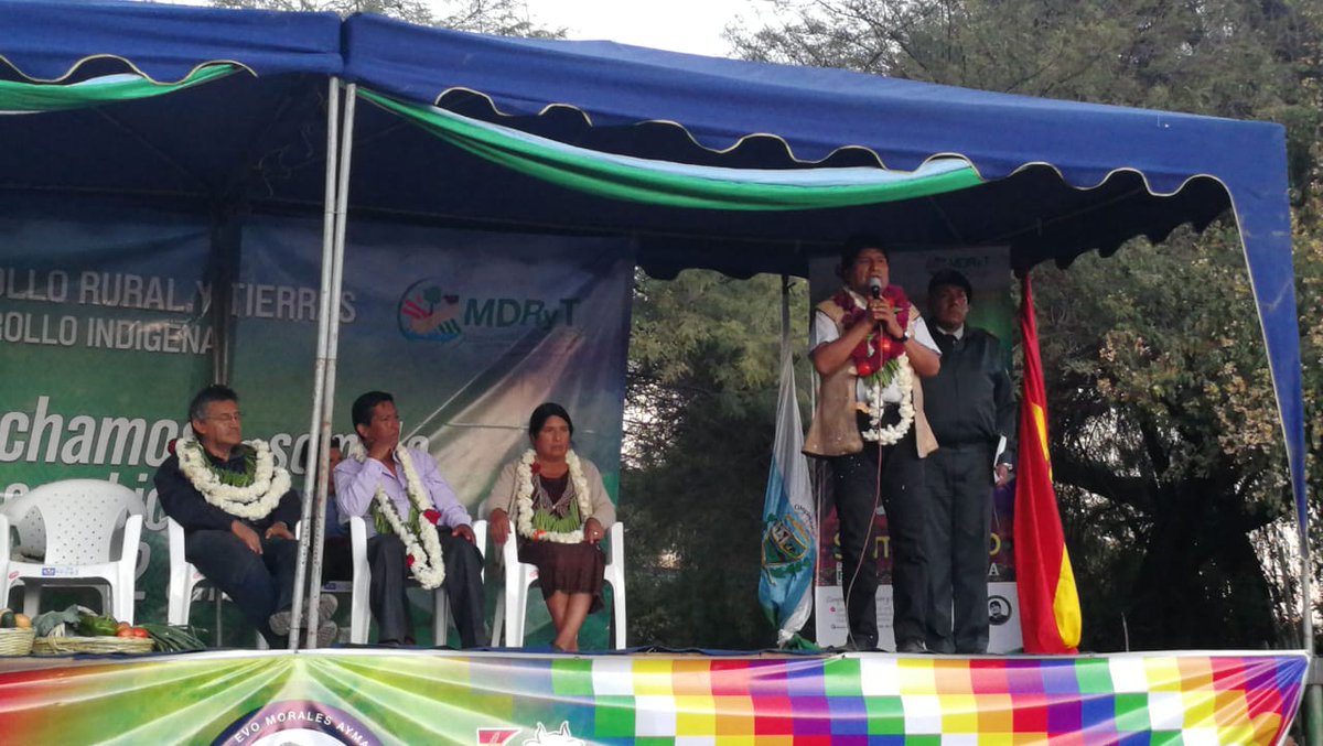 ucpmincom's tweet photo. Pdte. @evoespueblo llega al municipio de #Omereque, #Cochabamba para entregar sistema de riego por goteo y centro de producción de plantines de tomates. En beneficio de las familias agricultoras. Proyecto financiados con nuevo el nuevo #FDI y la #IPDSA.
#EvoMásFuturo https://t.co/rHhNEkBeC8