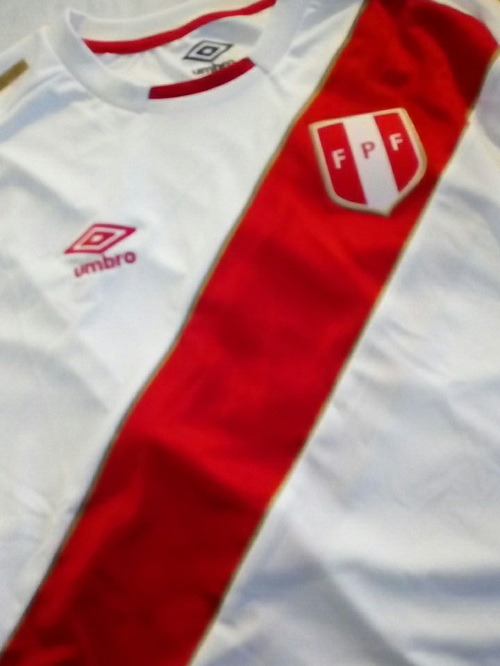 o_somocurcio's tweet photo. #todossomosPeru #eliteCollection2018 la camiseta que vestira la selección en Rusia, bellísima.... https://t.co/8qXB1zbxEx