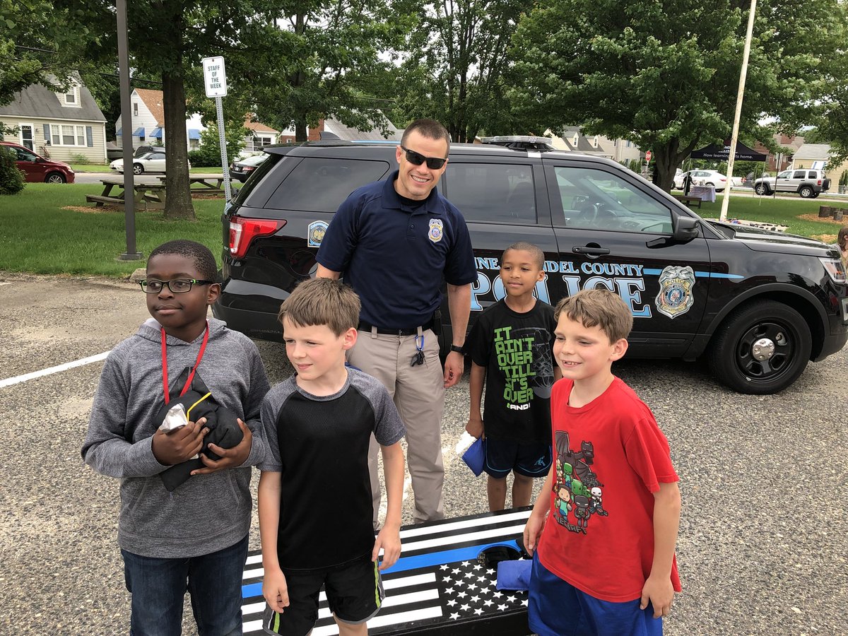 FCPSTrailblazer's tweet photo. Thanks Cpl McAdoo for serving @therivierabeach community. #AACPSAwesome https://t.co/LhDE9fFsD8