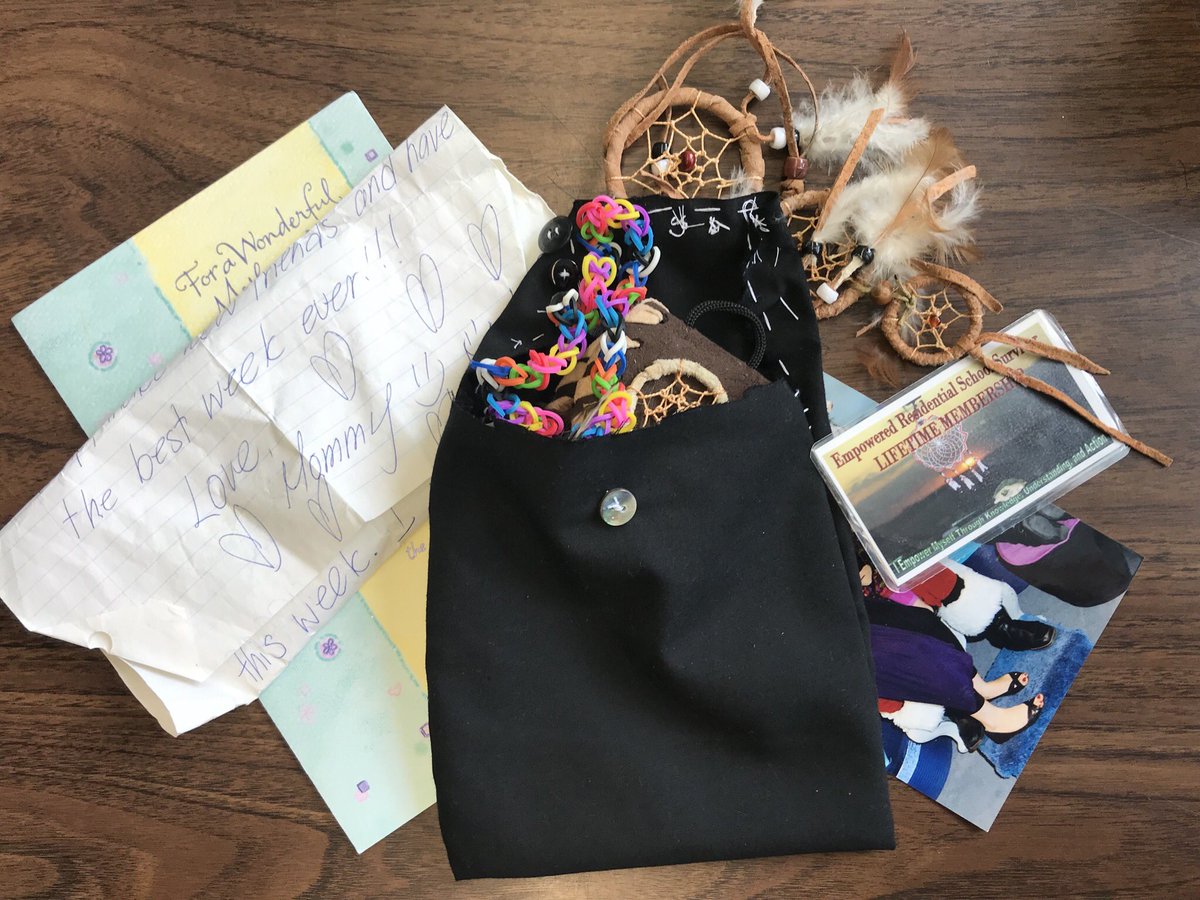 JessAlpaugh's tweet photo. #memorybags with Grade 4/5 students @ Douglas Road. #reflection #connection #shishietko @FNESC @BurnabyAbEd https://t.co/1hfpyL42vI