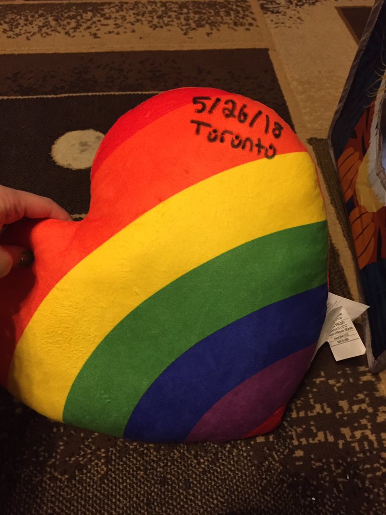 magparkxsentry's tweet photo. @SUP3RFRUIT HEY hope ur loving these cute ass pillows and the letters i gave u in toronto ππ #SFTOR #FUTUREFRIENDSTOUR https://t.co/WSYdYSoATj