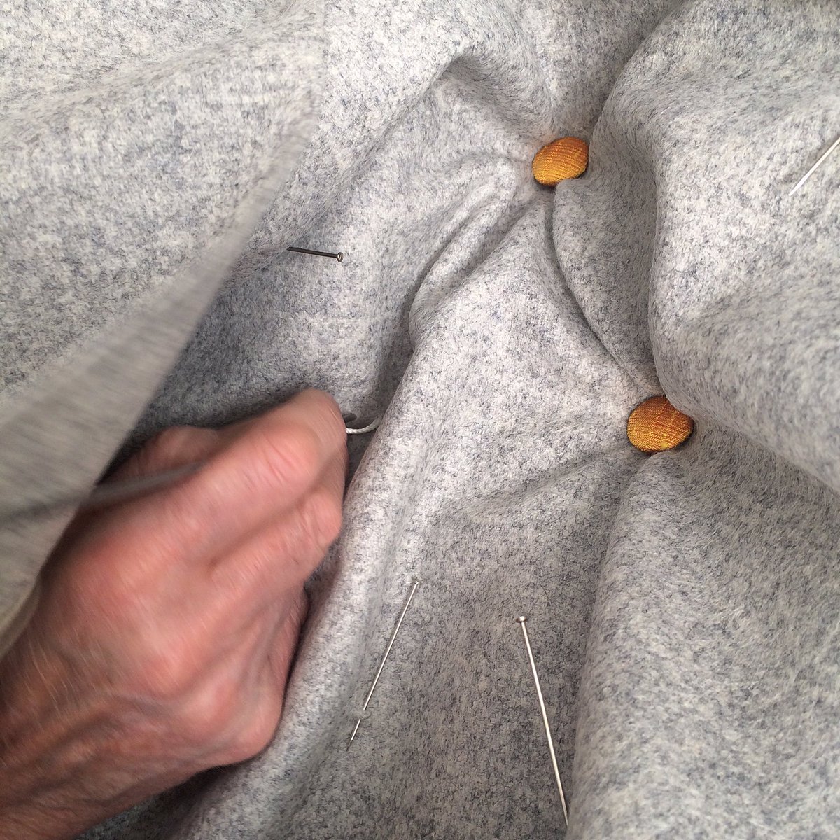 napoleonrocke's tweet photo. Making them perfect diamond shapes & folds sure is a challenge! Perseverance is a plus...😬
#upcycle #upholstery #grey #greywool #vintagestyle #interiordesigner #interiorstyling #interiordecor #homedecor #homestyling #buttoning @Preloved @UpcycledHour #ChairTuesday #Wimbledon https://t.co/MYFf2DGwCY