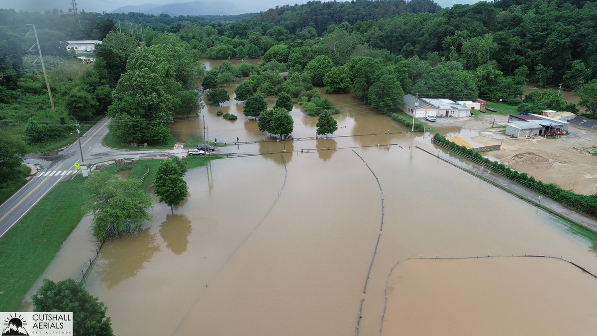 iseeshortpeople's tweet photo. French Broad River at Carrier Park and River Arts District.
Wednesday May 30, 5pm. Images by: Cutshall Aerials
#wlos13 #wyff4 #foxnewscarolina #ashevillecitizentimes #828isgreat #asheville #dronephotography #wnc #blueridgemoments #avlnews #AVLwx https://t.co/wITior1O1e