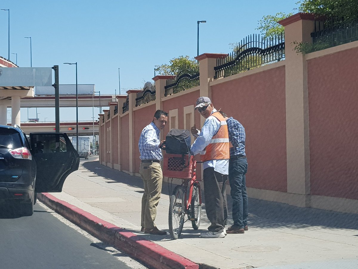 elreporteromx's tweet photo. Un señor se cayó de su bicicleta en pleno Solidaridad que estaba a reventar. El que se bajó a ayudarle porque pasaba por Ahí momentos después del trancazo fue @ElPatoDeLucas A quien vemos auxiliando al ciclista.
Salvo un raspón, el señor salió bien librado. Buen detalle del Pato https://t.co/VojTR8G0uD