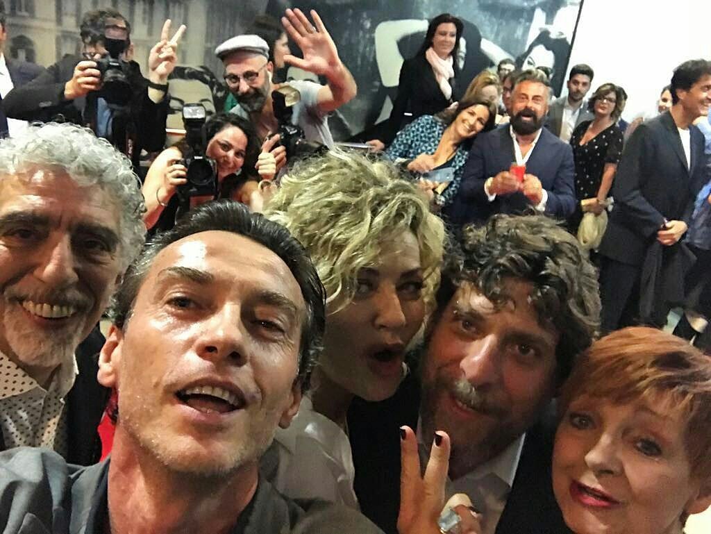 @alessioboni66  -  Alla prima di #Respiri ho fotografato i fotografi!  
instagram.com/p/BjauHEKDAhM/

#AlessioBoni #RespiriIlFilm