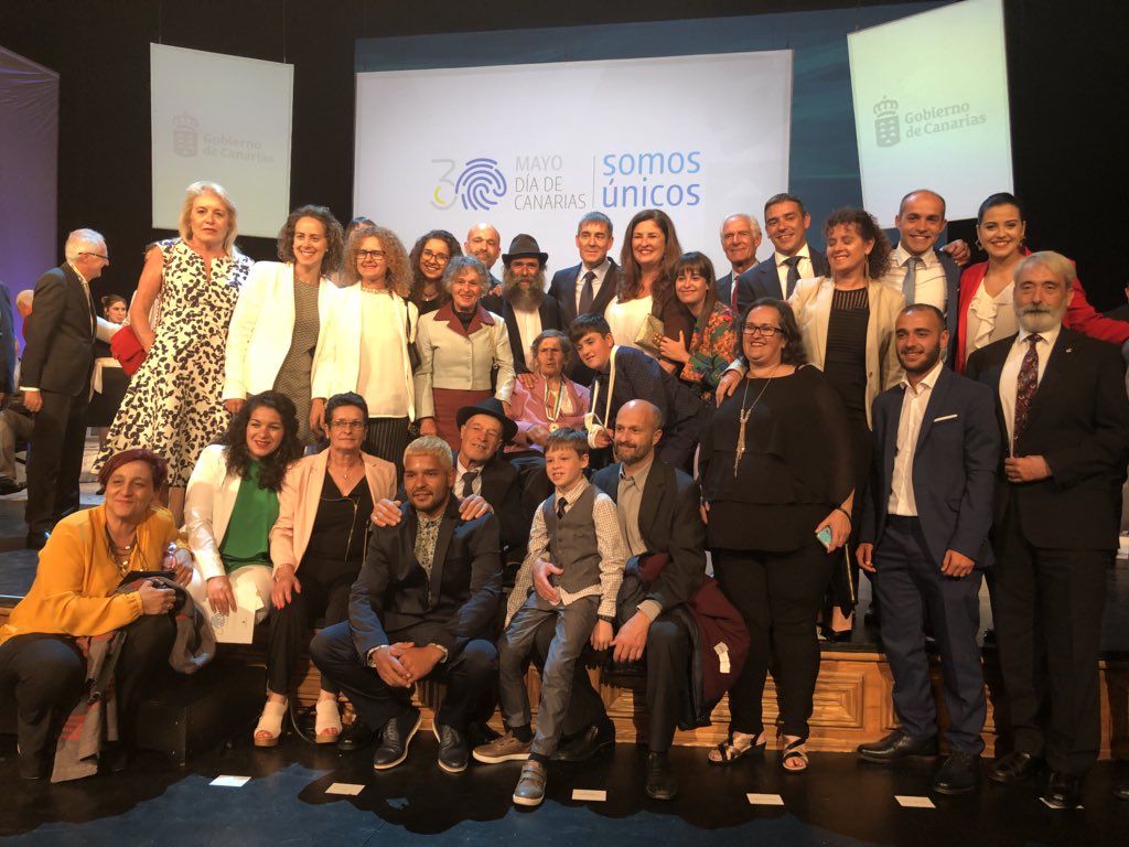 narvayelhierro's tweet photo. Enhorabuena a los premiados #DiadeCanarias. El cierre ha tenido acento herreño. La experiencia que se refleja los surcos de su rostro dice mucho de la trayectoria de la artesana Alcira Padrón Armas, maestra de costura y experta en oficios tradicionales, Medalla de Oro de Canarias https://t.co/iL0lLOE2wT