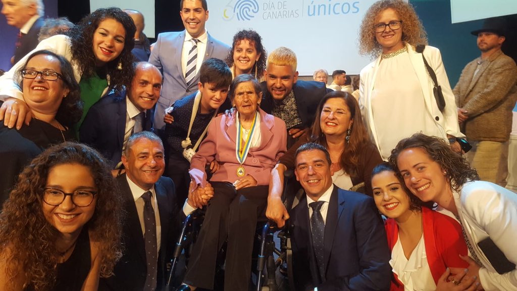 narvayelhierro's tweet photo. Enhorabuena a los premiados #DiadeCanarias. El cierre ha tenido acento herreño. La experiencia que se refleja los surcos de su rostro dice mucho de la trayectoria de la artesana Alcira Padrón Armas, maestra de costura y experta en oficios tradicionales, Medalla de Oro de Canarias https://t.co/iL0lLOE2wT