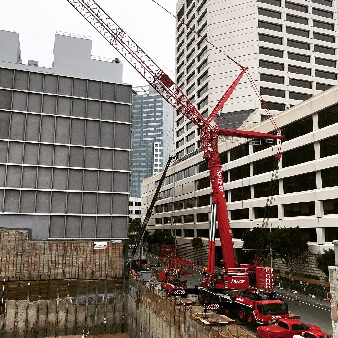 Ellen_Tung's tweet photo. @pankowbuilders 49 SVN crane goes up! PC Jon Joy (mostly) https://t.co/zT2cffyJo5