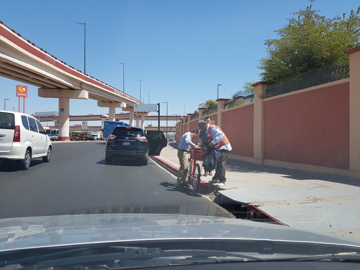 elreporteromx's tweet photo. Un señor se cayó de su bicicleta en pleno Solidaridad que estaba a reventar. El que se bajó a ayudarle porque pasaba por Ahí momentos después del trancazo fue @ElPatoDeLucas A quien vemos auxiliando al ciclista.
Salvo un raspón, el señor salió bien librado. Buen detalle del Pato https://t.co/VojTR8G0uD