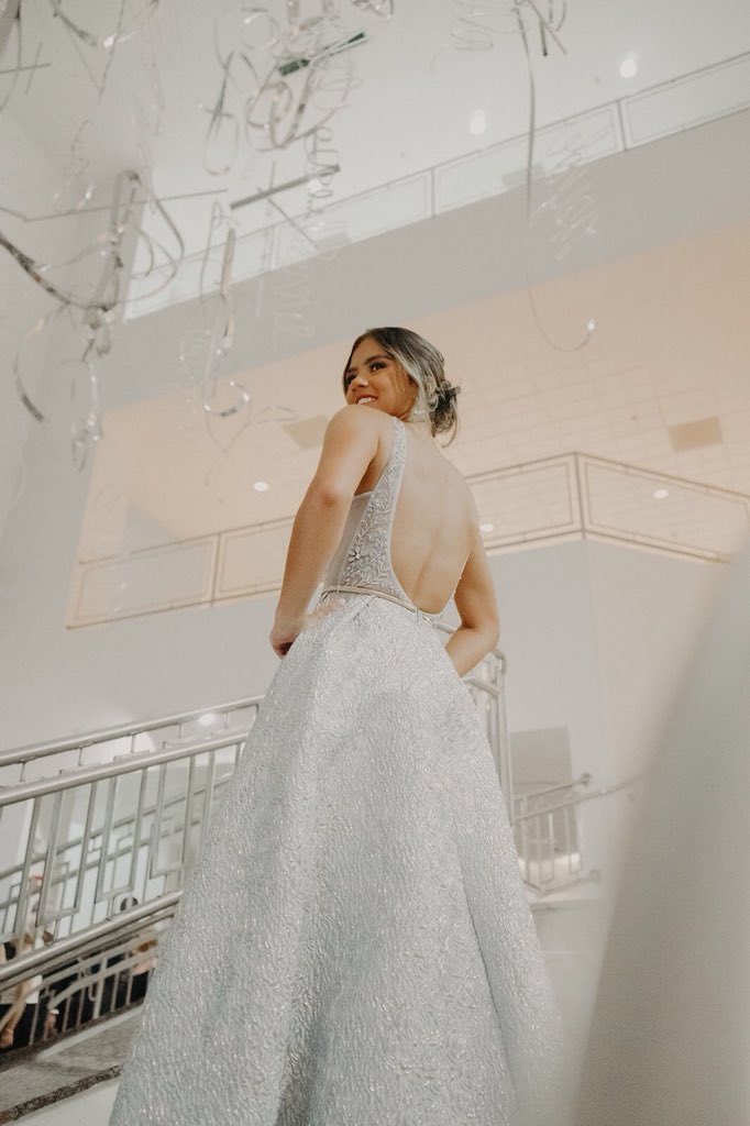 valeria_ayalaf's tweet photo. What a night ✨ #Prom2k18 https://t.co/huZuAfzTBU