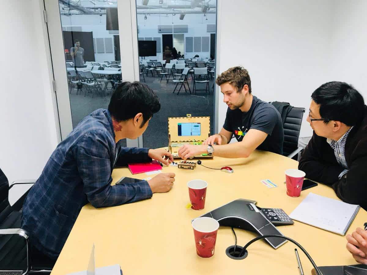 UIS_SV's tweet photo. #CEO / #founder @Pavlyukovskyy and director @MihranVardanyan of @withpiper demonstrating their award winning computer kit for kids with #Sina #GrandViewCapital and #China's #Chongqing District Committee here at #UIS @GSVlabs #CSforall #STEM #startup #VentureCapital #Entrepreneurs https://t.co/tfRUNV3IVb