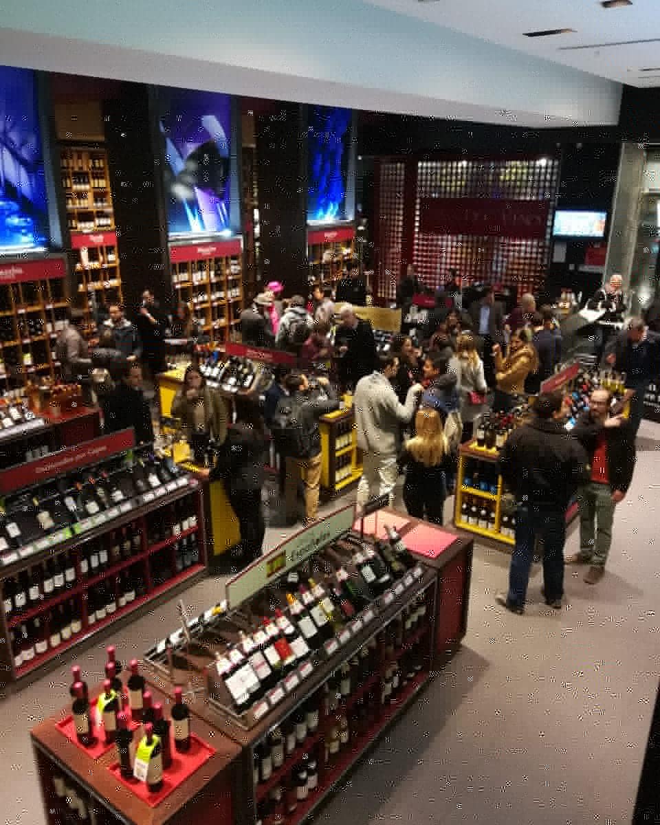 mundodelvinocl's tweet photo. Nuestra #nochedecata en #isidora3000 ya partió! Visítanos, atrévete a probar vinos nuevos y súmate a este mundo de #pasionporelvino!
#LasVeletas @laberintowines @ArestiChileWine @Quintay_Wines @ElPrincipalWine @MorandeWines #VinosLof @vventisquero https://t.co/HQJE1waLTk