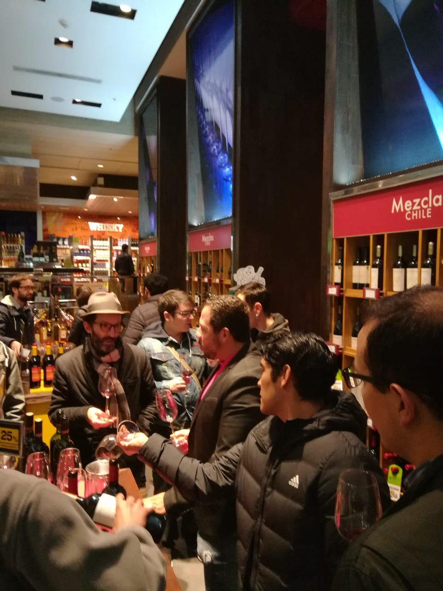 mundodelvinocl's tweet photo. Nuestra #nochedecata en #isidora3000 ya partió! Visítanos, atrévete a probar vinos nuevos y súmate a este mundo de #pasionporelvino!
#LasVeletas @laberintowines @ArestiChileWine @Quintay_Wines @ElPrincipalWine @MorandeWines #VinosLof @vventisquero https://t.co/HQJE1waLTk
