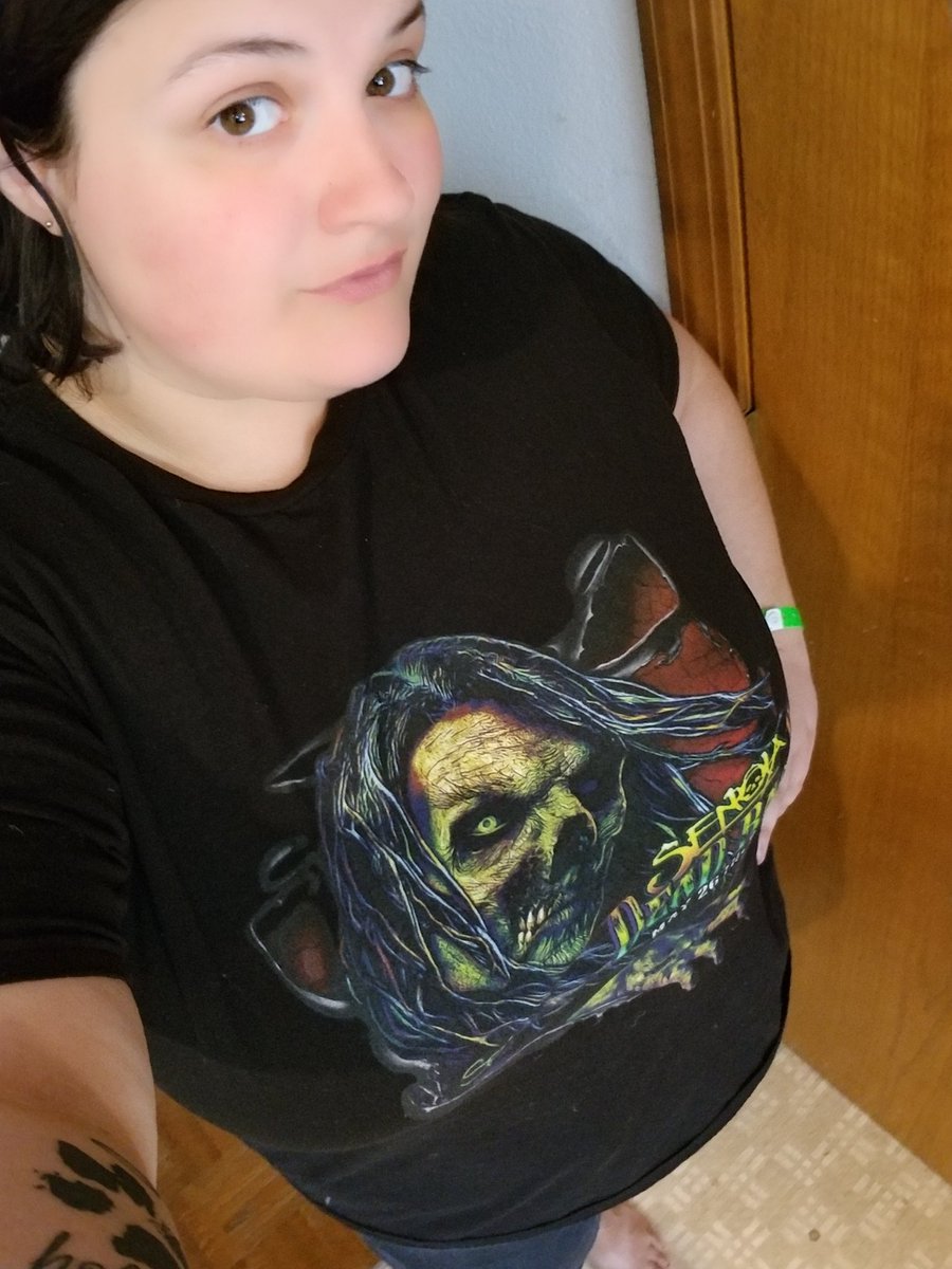 Skeleduckie's tweet photo. The day you come back you have to put on your #deadbash shirt. I think I got used to the humidity finally. I'm actually cold at 71 degrees in oregon. #scottspillman #oscarrodriguezlll #senoiadeadbash2018 https://t.co/xoXgWz5q6G