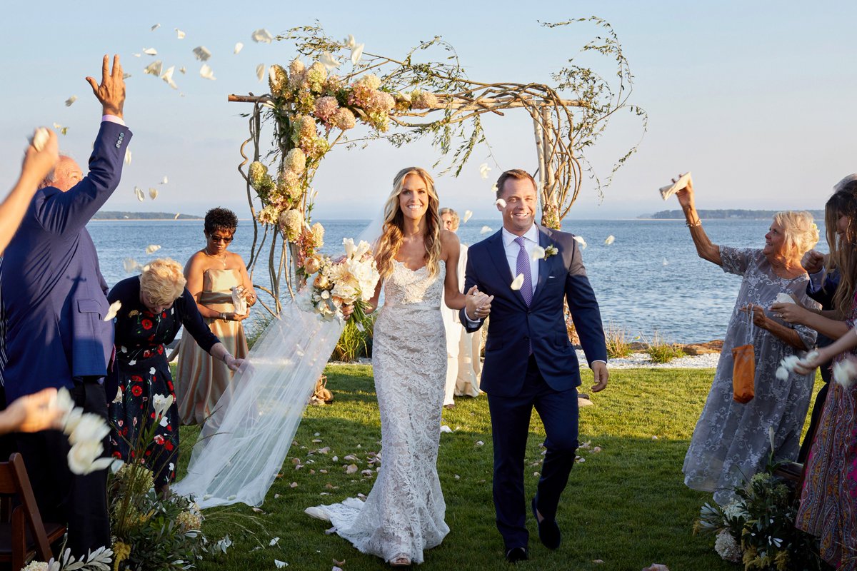 Alexandra &amp; Matthew's NY #wedding is featured on <a href="/CaratsCake/">CaratsCake</a> today! bit.ly/2H39OTu