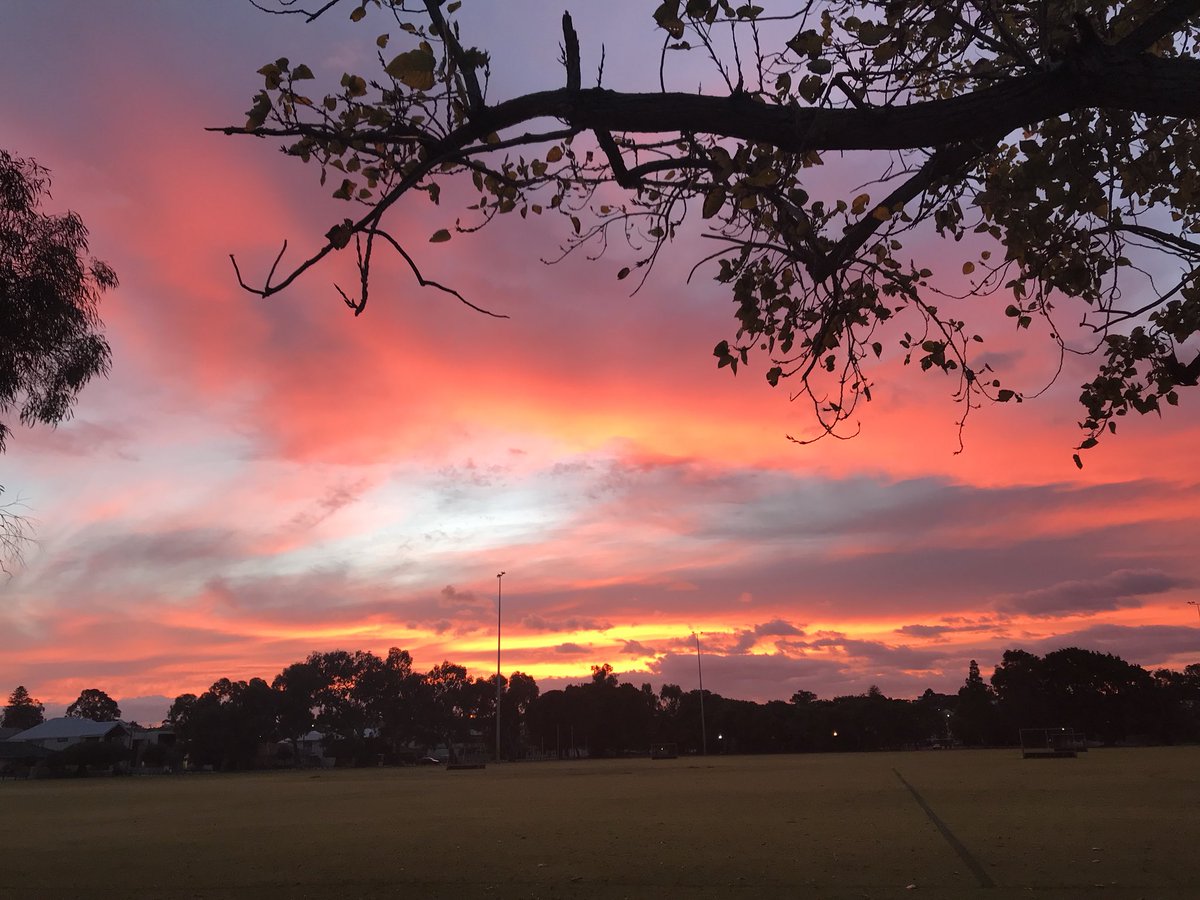 claire_grantham's tweet photo. Wow #perthsky #redskyinthemorningshepherdswarning https://t.co/hWYnSqv1Ej