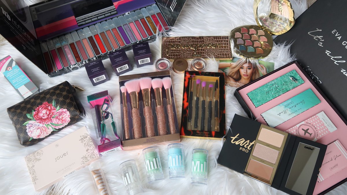 Paugalindo's tweet photo. Pensando en incluir un Sorteo en mi próximo video...para que ustedes también ganen maquillaje! 💕✨ RT es si 😏 #MTVLAStylerPautips #PremiosMTVMiaw https://t.co/wtTAGwEeRJ