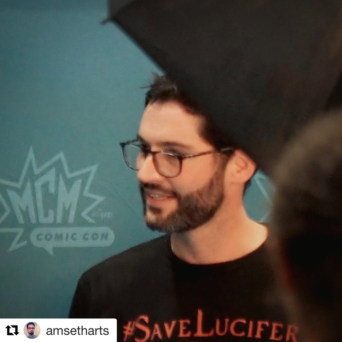 Tom_EllisFans's tweet photo. #Repost @amsetharts from Instagram 
・・・
speak of the devil and he shall appear... #savelucifer  #actor #lucifer #tomellis #comiccon #picuplucifer https://t.co/ZBNGAjookt