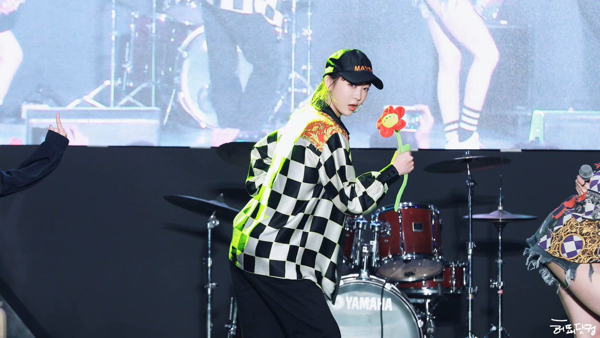 EXID_Honestly's tweet photo. [4K] 180525 아주대학교 축제 #EXID - #낮보다는밤 #혜린 직캠
유튜브 : https://t.co/JkhnrA3Ar8
#서혜린 #HyeLin #NightRatherThanDay #허솔지닷컴
@EXIDofficial https://t.co/KcE9i26EYn