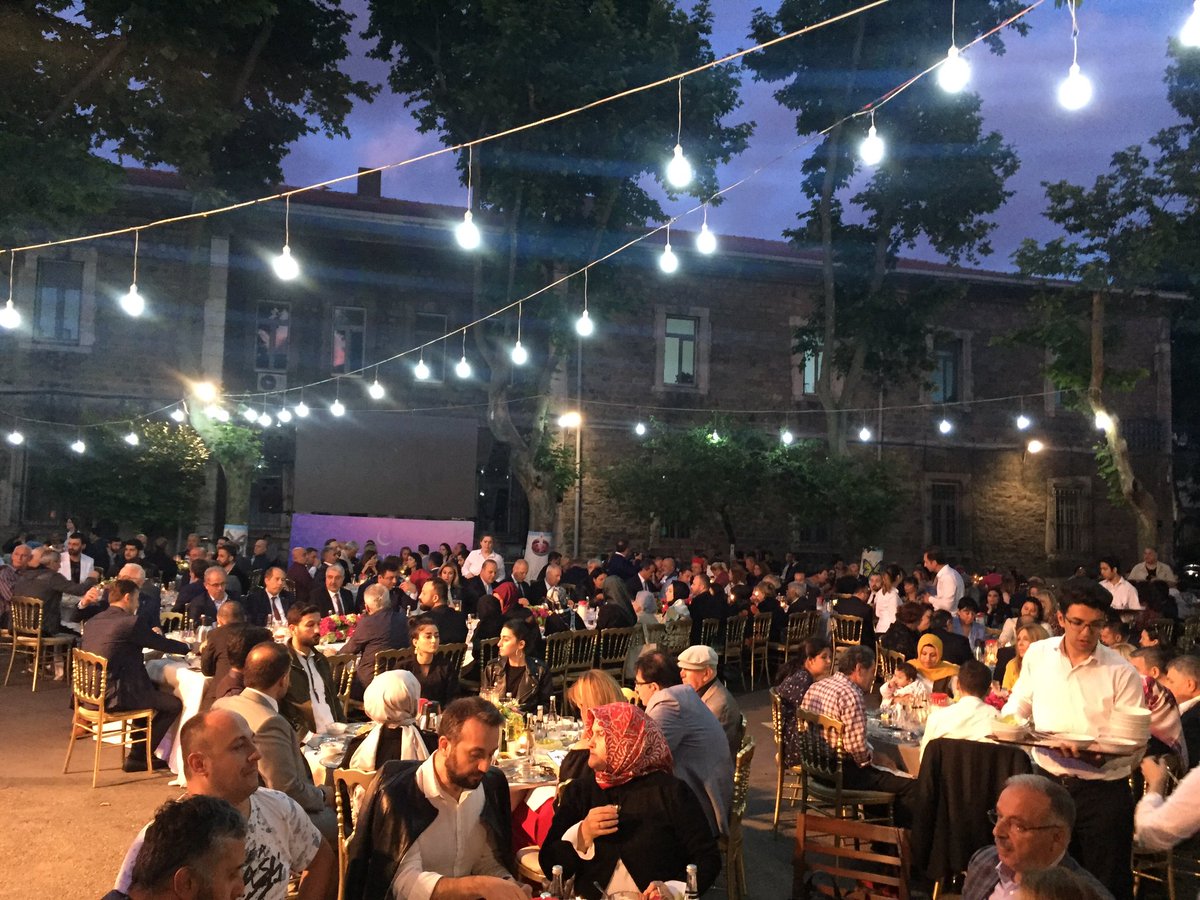 EBofis's tweet photo. Sn @EgemenBagis &amp; @beyhanbagis 'ın ev sahipliğini yaptığı Darülaceze sakinleri büyüklerimizle bir arada olduğumuz Geleneksel 14. Darülaceze iftarı gerçekleştirildi. 
#Bağışgeleneği
#Darülacezeiftarı
#BölüşürsekTokOluruz https://t.co/tAzvtFl9Sa
