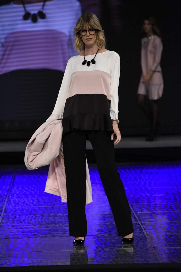En la pasarela de #ModaCoiffure2018 <a href="/ACostantiniModa/">Adriana Costantini</a> deslumbró con su nueva colección "FEMINA" , para una mujer empoderada, imponente, independiente y luchadora. Una propuesta súper completa pensada para todas las ocasiones.