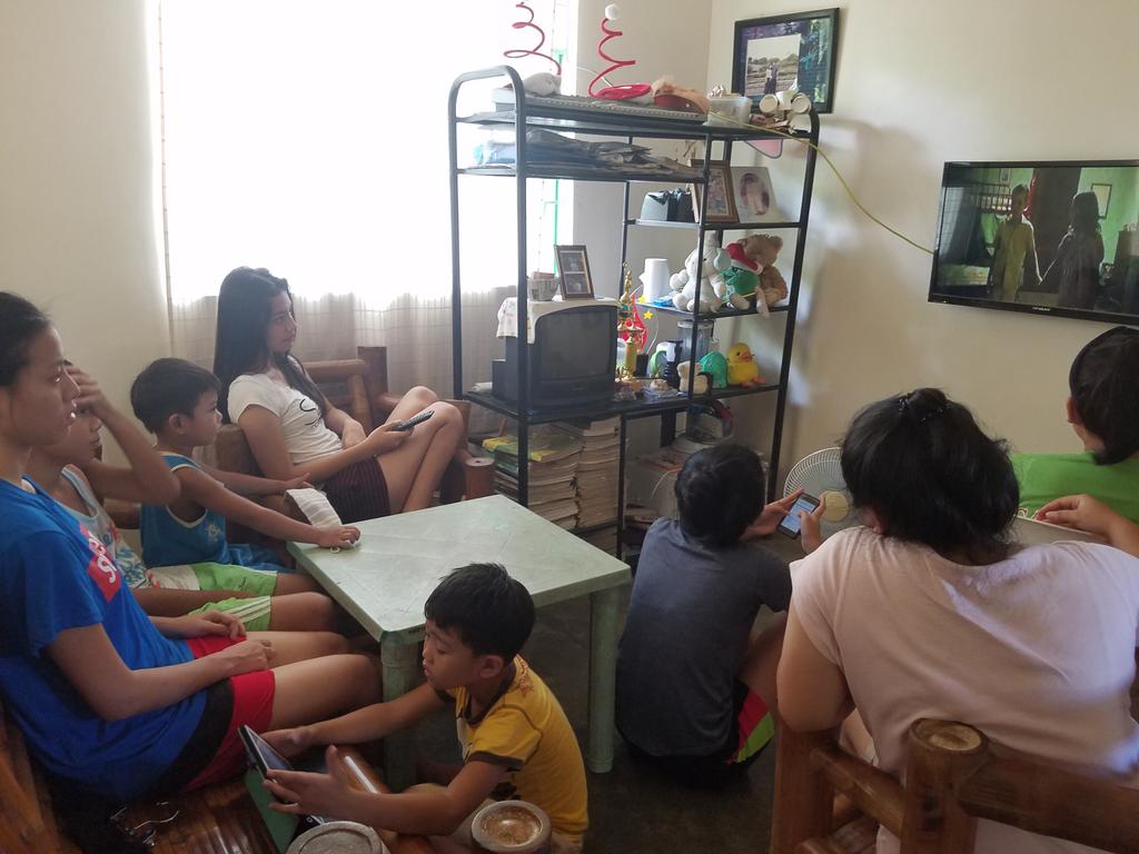 dianevillalva's tweet photo. Movie marathon with @chesscaera @Airavillalva @imangelfajardo @Chesslyge #insidiouschapter4 #aquiteplace https://t.co/nVbX1RkNlz