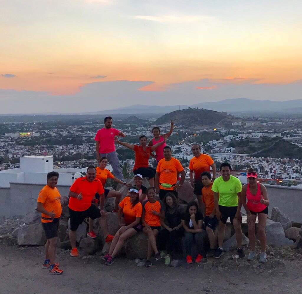 AthleticsQro's tweet photo. Los retos nos hacen reconocernos quieres somos, excelente entrenamiento con todo y puesta de sol felicidades equipo buen trabajo #YoElegiCorrer https://t.co/1rGKSewETQ
