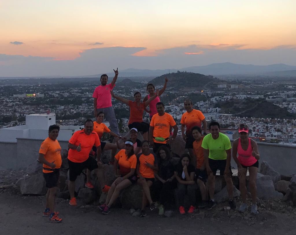 AthleticsQro's tweet photo. Los retos nos hacen reconocernos quieres somos, excelente entrenamiento con todo y puesta de sol felicidades equipo buen trabajo #YoElegiCorrer https://t.co/1rGKSewETQ
