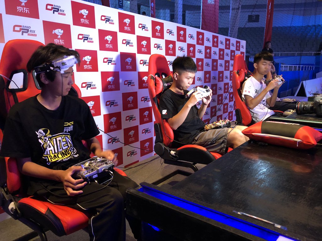 raiden_drone's tweet photo. TAKUMIプラクティス1回目⚡️
コースが昨日から変更あり😅まずはコースに慣れることに集中です😎
#raidenracing #dronegp #droneracing #ドローンレース https://t.co/TfseMqTJ08