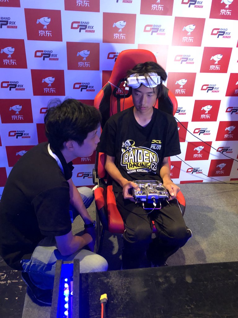 raiden_drone's tweet photo. TAKUMIプラクティス1回目⚡️
コースが昨日から変更あり😅まずはコースに慣れることに集中です😎
#raidenracing #dronegp #droneracing #ドローンレース https://t.co/TfseMqTJ08