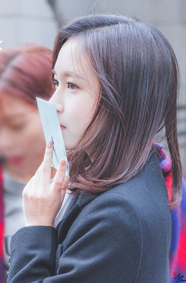 TWICEMinaa324's tweet photo. ミナリのファンから貰った物を口元に当てる仕草っていうか癖？がめちゃくちゃ可愛いしまじで尊い😍😍
＃我らの天使名井南 https://t.co/nrZpbt3moW