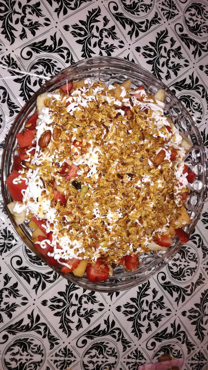 CSH411's tweet photo. #MeDeclaroCulpableCuando como sano, pero en exceso. https://t.co/xH6Aewqilk