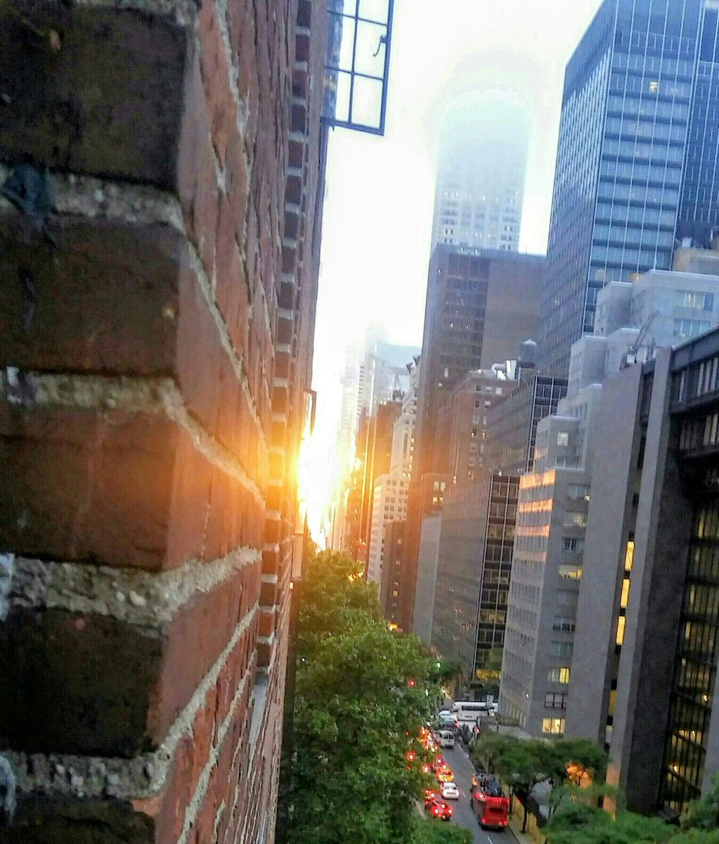 ElaineFurst's tweet photo. Manhattanhenge 2018 https://t.co/RJVUH3keKY https://t.co/OcPBMjiQ0D