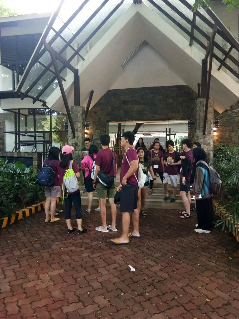 IFSALCUGM's tweet photo. Then, we went to the last place. It was Mba Pearl and Accessories. We bought many souvenirs there. After that, we went back to the hotel and enjoyed free time for preparing The Cultural Night.
#APRM2018
#ASIAPACIFICREGIONALMEETING
#PHILIPPINES
#PALAWAN
#IFSALCUGM https://t.co/hdD6ywMl6a