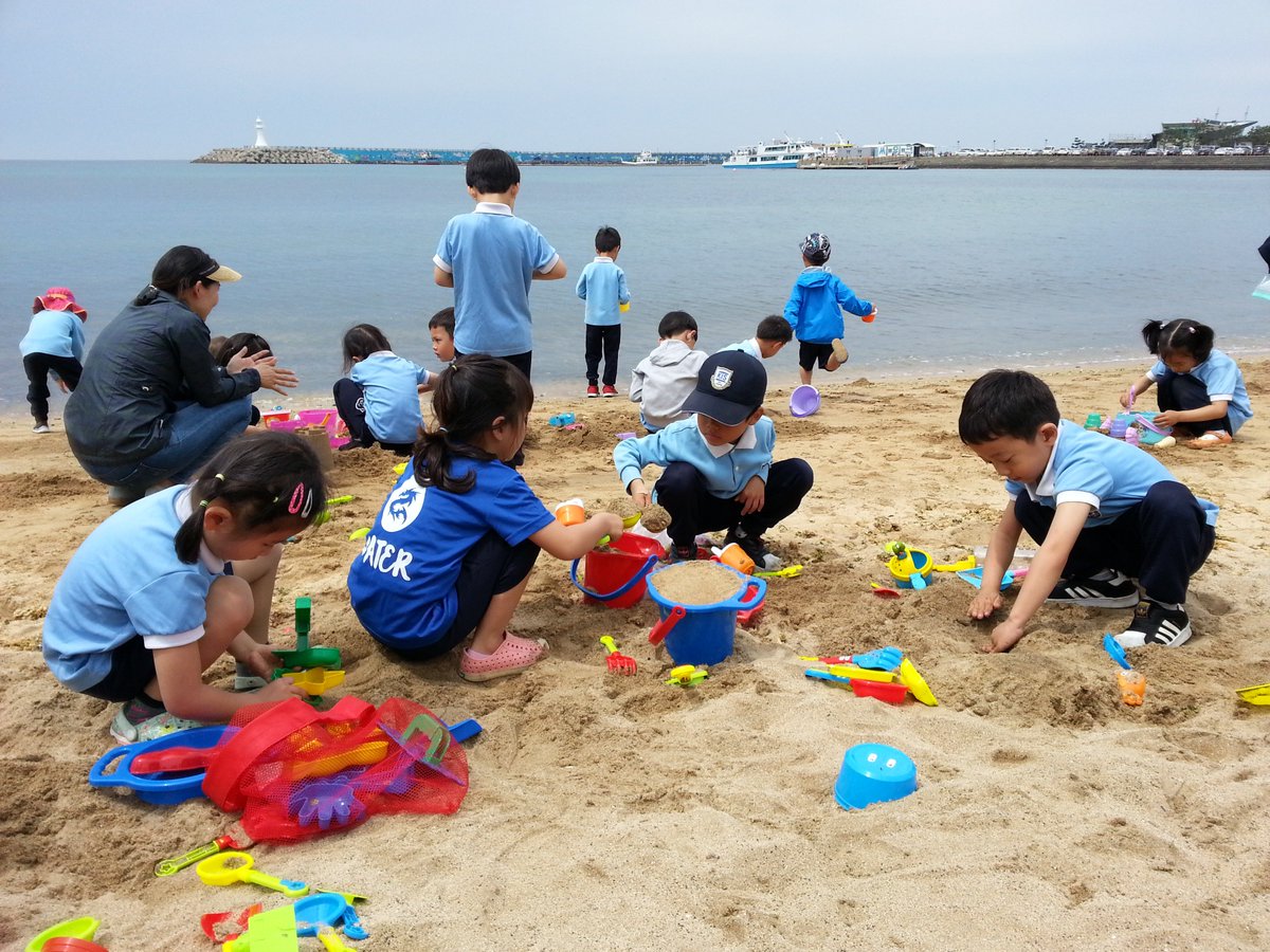 MrsCortonKorea's tweet photo. After beach clean up, we enjoy our KIS community. Great parent support! #GoMomsGo #KISJ #DragonsWeek #ServiceLearning #beach #BeachCleanUp #Korea #Jeju #community #CommunityEngagement #PlanetEarth https://t.co/hkDWGWFd9W