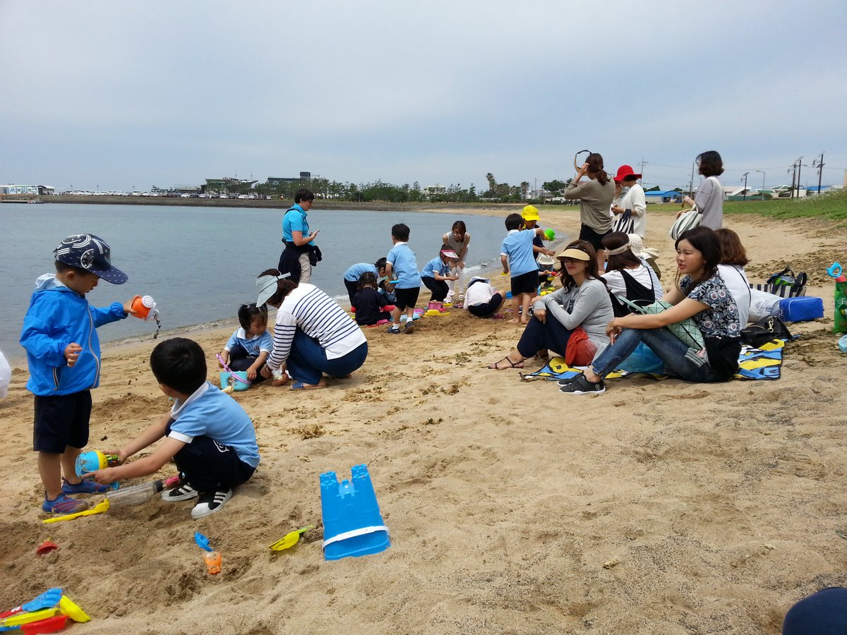 MrsCortonKorea's tweet photo. After beach clean up, we enjoy our KIS community. Great parent support! #GoMomsGo #KISJ #DragonsWeek #ServiceLearning #beach #BeachCleanUp #Korea #Jeju #community #CommunityEngagement #PlanetEarth https://t.co/hkDWGWFd9W