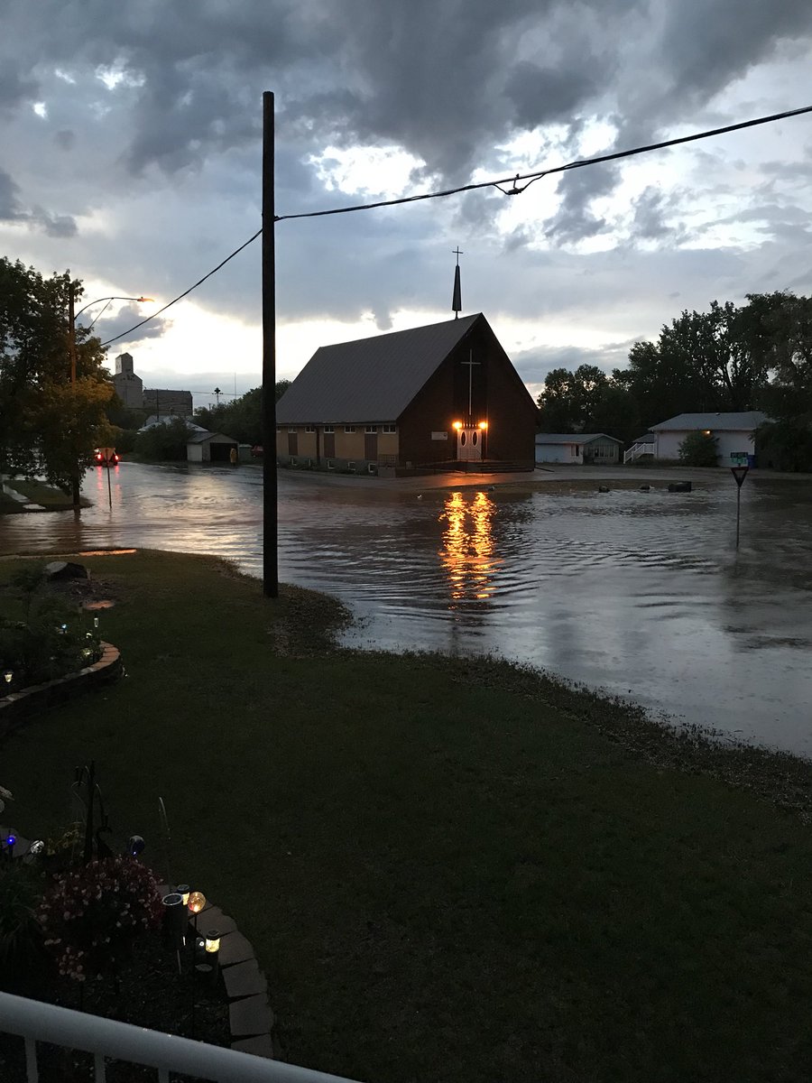 KirkJohn31's tweet photo. View from our house is a little different tonight then last night. 2 inches in 15 minutes #skstorm https://t.co/VYDe8PzQP1